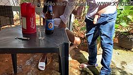 60살 늙은 남자가 공공 바에서 젊은 18+ 라티나 여자를 박아