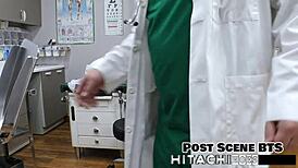 الطالبة الجديدة ديتريا روز مجبرة على هزة هيتاشي جامحة خلف الكواليس