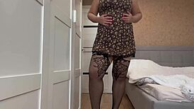 Mostohaanya ad forró JOI-t nagy segggel csábítva. Nézd, ahogy nedves puncija csepeg!