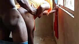 야 슬럿, 이 큰 흑인 자지 서서 도기 스타일로 챔프처럼 받아?