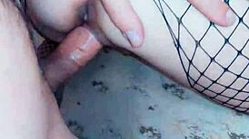 Miluju manželku v punčochách, jak dostává drsně a tvrdě, její mokrá kunda kapá