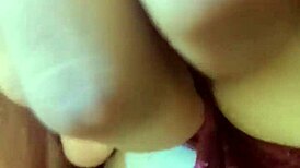 אמא צעירה חובבנית מקבלת דפיקה בתחת POV אינטנסיבית