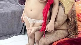 Desi Ev Kadınının Kremsi Amı Üvey Oğlunun Arkadaşı Tarafından Sertçe Sikiliyor