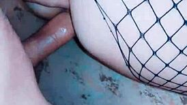 Miluju manželku v punčochách, jak dostává drsně a tvrdě, její mokrá kunda kapá