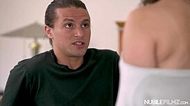 Βλέπω τη Leana Lovings να γαμάει τη συγκάτοικό της joi στο κοιτώνα