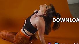 Blondínka milfka mama cucá veľký kokot v sexy podpätkoch