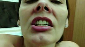 Raquel glasno stoka na kurcu jedca, tako vzburjena, da pokaže svoj kurbi obraz 😍