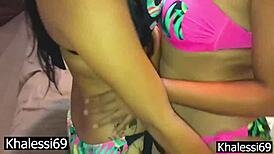 Lezbejke ližu pičku do orgazma! Upoznao sam je na plaži!