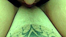 Raquel glasno stoka na kurcu jedca, tako vzburjena, da pokaže svoj kurbi obraz 😍