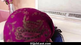 Arabská 18ka objevuje americkou kulturu s roztomilou brunetkou v misionáři