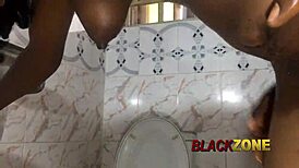 Jesi li pomogao maćehi da namaže sapun na leđa? Kako close-up sa prirodnim sisama?