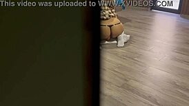 Pervertido caliente sorprende a nalgona con uniforme escolar.