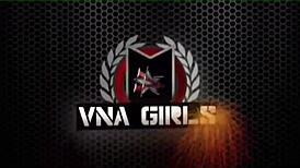 Vicky Vette sexy vine tare cu dușul în solo ud