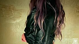 Fantastisk rocker føler intens glede med vibrator og buttplug lek