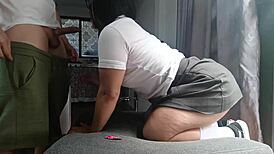 Můj nevlastní táta mi po škole ošuká prdel a já sundám kondom pro horký creampie