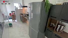 câmera escondida catches latina maid in provocative shorts for voyeur thrill