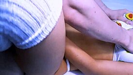 La estudiante hijastrastrastra nerviosa conoce novio de madrastra