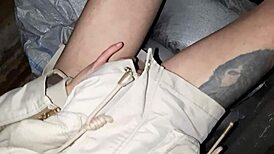 يا رجل، نحن نستمني سراً في كوخ كليزبيات سريات