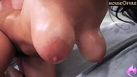 Nagycsöcsös olajos mellimnek kell a forró spricced most