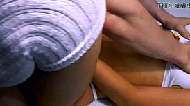 La estudiante hijastrastrastra nerviosa conoce novio de madrastra