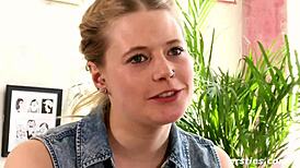 Sinnliche Lesbische Girls Go Wild with a Beautiful Dildo in Bed!