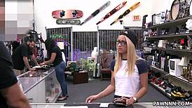 Yüzüğü Geri Almak İçin Borç Ödüyor - XXX Rehin