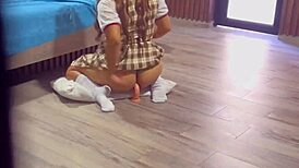 Pervertido caliente sorprende a nalgona con uniforme escolar.