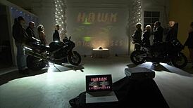 V zlatih visokih petah MILF oblizana in pojebana