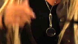 Esclave lesbienne aux gros seins et cul doigtée par maîtresse dominante