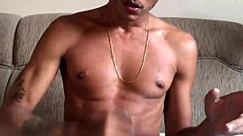 Pau gigante falando putaria e gozando muito na masturbação solo