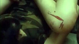 Suoseda leži na leđima i prima veliki kurac duboko u pičku svake noći