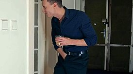 Daddy4k! Proč číst knížky, když můžu šoustat nevlastního tátu svého kluka svou oholenou kundičkou?