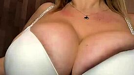 Tančí na posteli s velkými přirozenými prsy