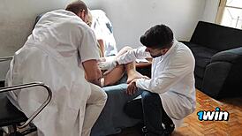 Obiskala sem ginekologa in končala z jebanjem na golo ure!