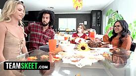 สาวๆ เลียเสียวขี่ควยดำในกลุ่มออร์กี้แตกคาควย