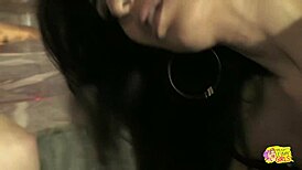 Corazón acelerado cuando la rubia se acerca a la morena con juguete sexual para acción lésbica húmeda