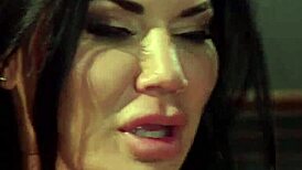 Брюнетка с огромными сиськами берет страпон в интенсивной сцене