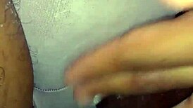 Czarna laska pociera mokrą cipkę do orgazmu w majtkach