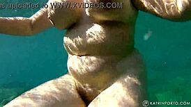 pulska punapää BBW karvaisella pusikolla ja isolla persellä paljastuu julkisella paikalla