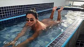 Puta Casada Se Mostra Toda na Piscina da Cobertura 😍