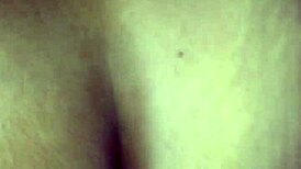 Πρώτη φορά καβαλάει πούτσα στον κώλο της