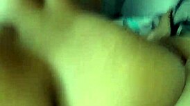 Πρώτη φορά καβαλάει πούτσα στον κώλο της