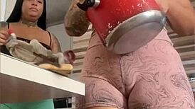 BBW Flashes Swollen Pussy In Exhibitionist Display