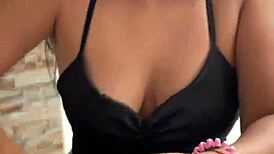 ميلف كولومبية تمص زب كبير بعمق في الخارج مفاجأة الجار