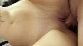 Raven Lane hovorí: Šukaj moju oholenú piču drsne!