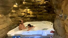 O coroa fodeu com força e ainda deu uns tapa na cara da novinha!