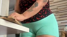 BBW Flashes Swollen Pussy In Exhibitionist Display