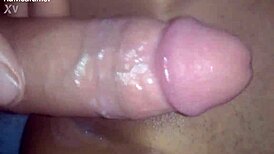 Mladá amatérka zmáča svoju tesnú pussy v mokrom vzrušení