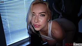 Busty babe bøyd over for hard bakfra knull