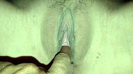 Vaaleatukkainen lutka imee syväkurkkuun aamulla